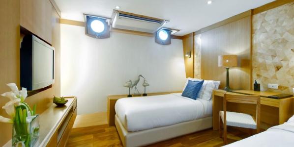 Twin Cabin With Window