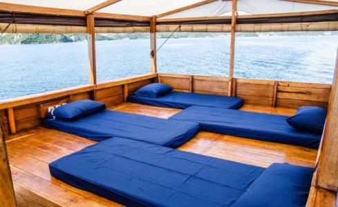 Sleeping on deck (4 mattresses)