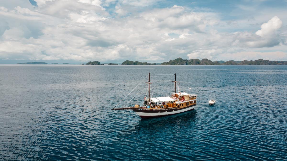 https://media.divebooker.com/media/liveaboard/kira-kira/images/w1200/1721647283b7d7e736e48ec64ff63555aeebe96bcd.jpg